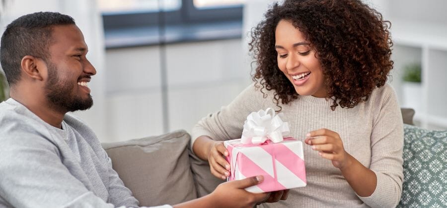 Quelles idées cadeaux pour une femme de 35 ans ? - CHEZ MONIA